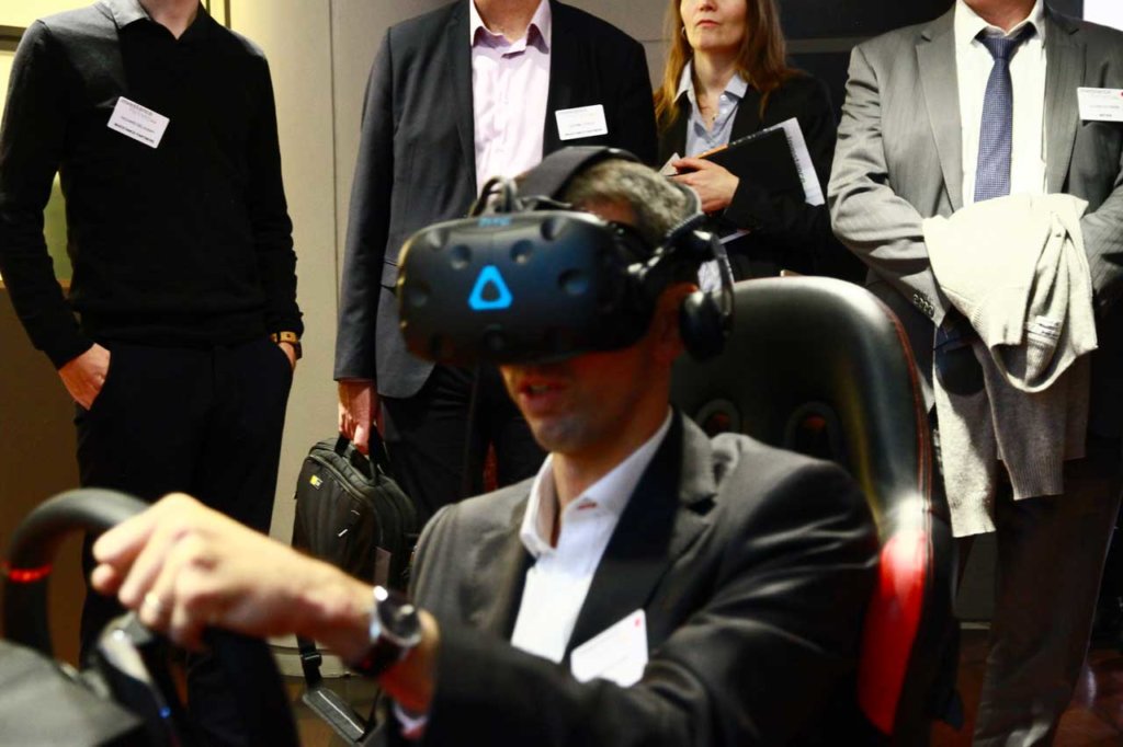 Homme testant la VR