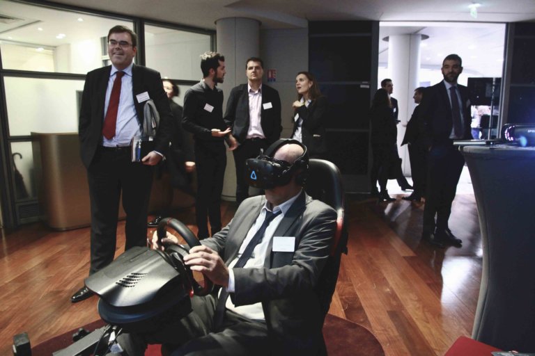 homme qui essaie un casque de Réalité Virtuelle au cours d'un team building