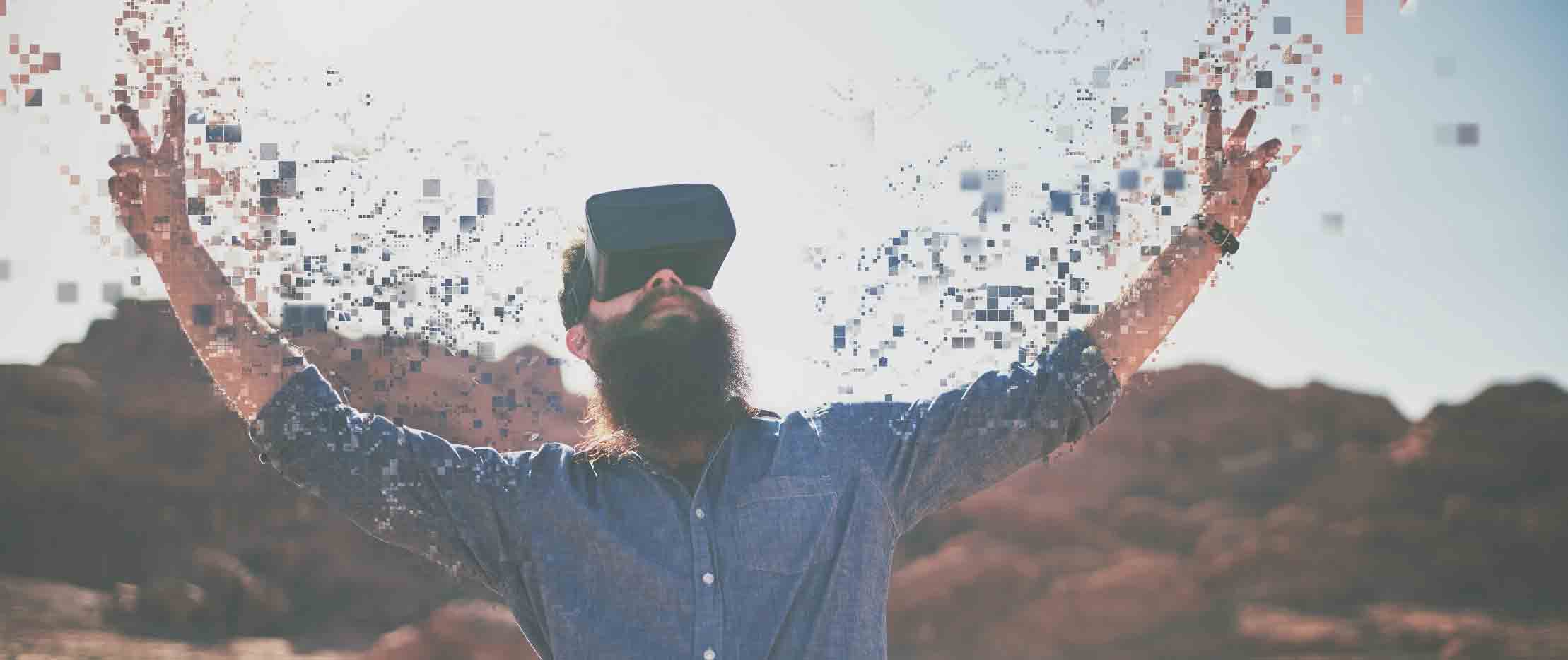 homme avec un casque de Réalité Virtuelle qui est heureux