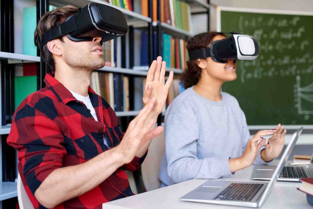 Etudiants qui utilisent la VR