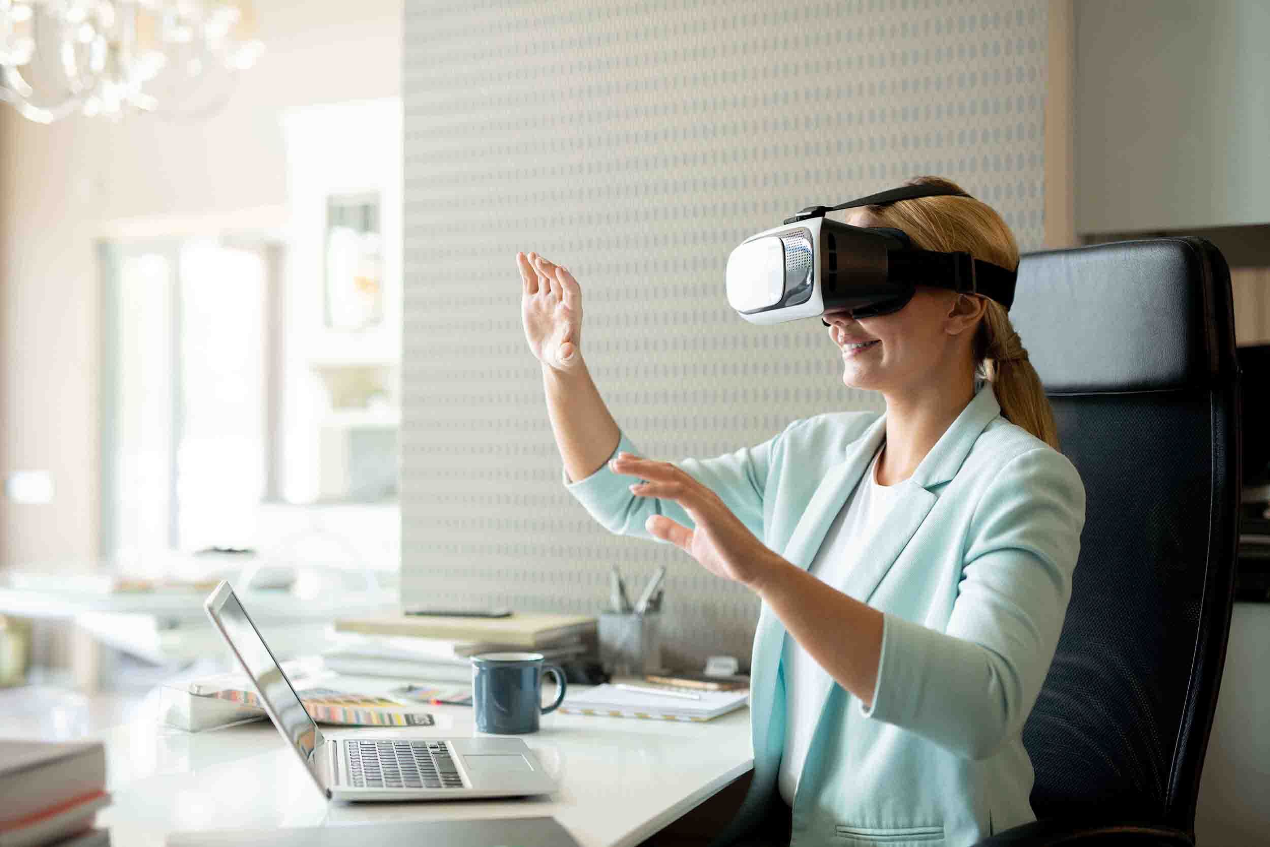 Femme qui utilise la VR pour travailler
