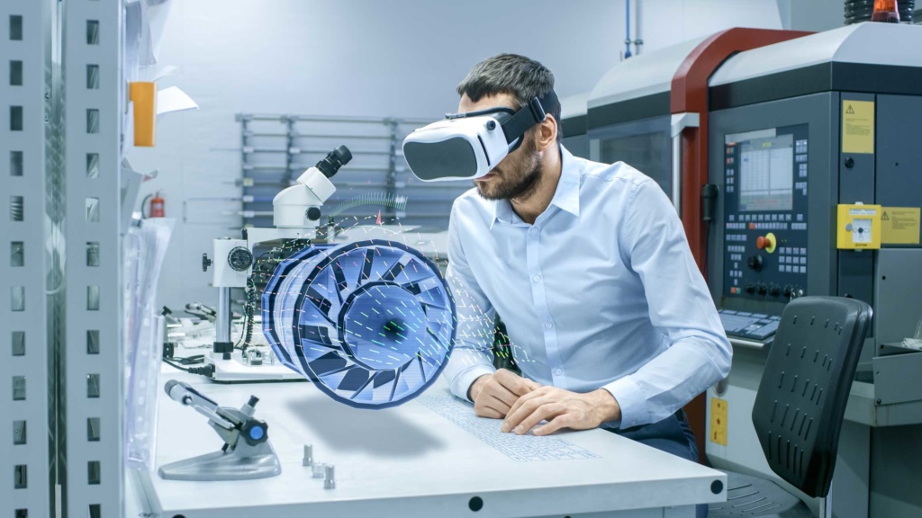 Ingénieur portant casque Réalité Virtuelle