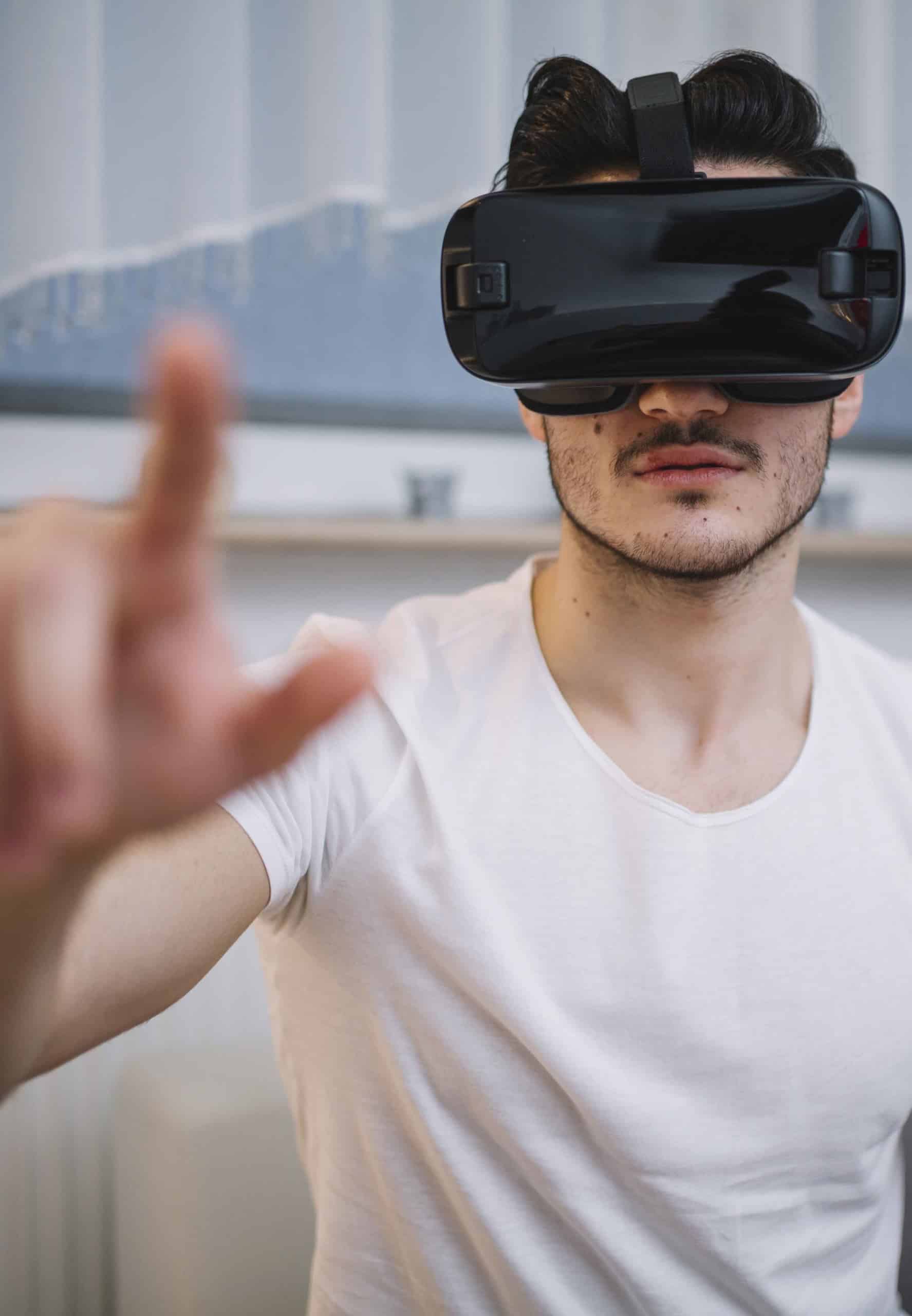 Homme interaction casque de réalité Virtuelle