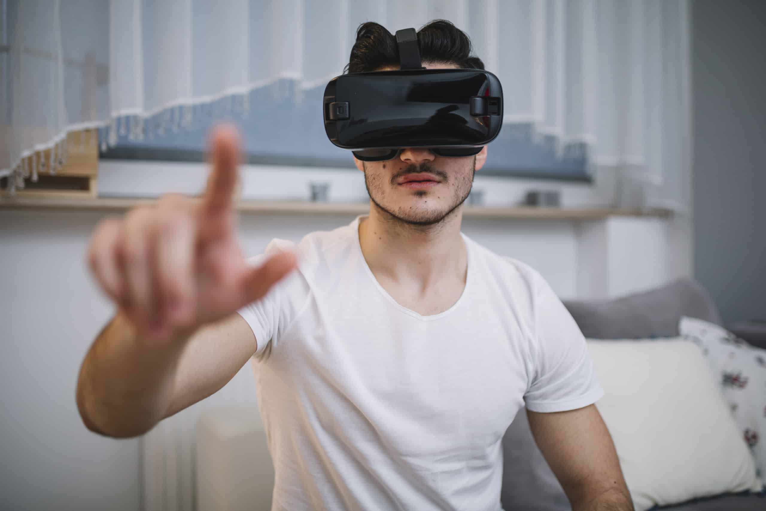 Homme avec casque de VR