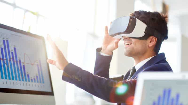 Homme portant casque de réalité virtuelle observant un showroom virtuel