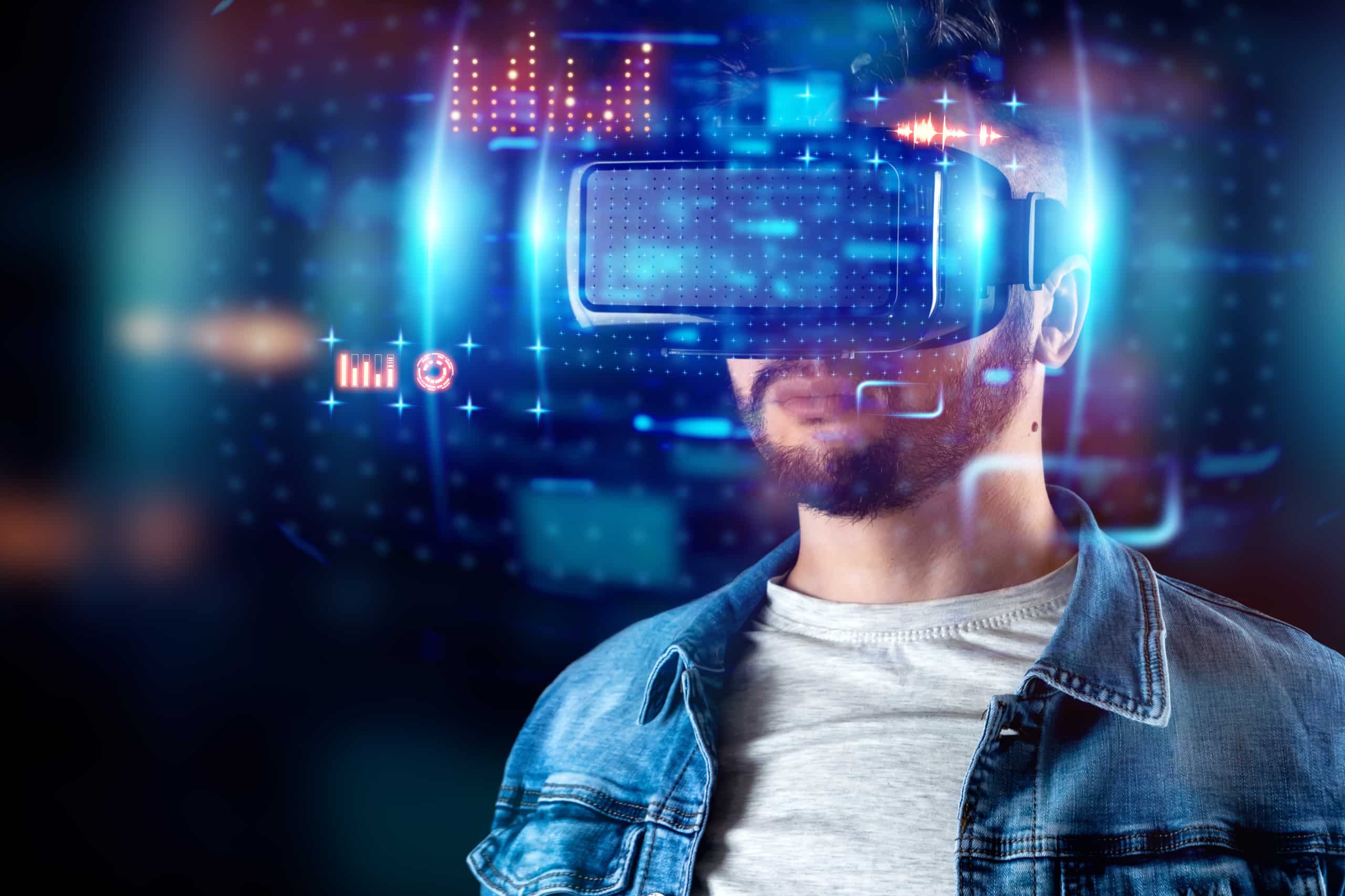Homme avec casque de réalité virtuelle projetant un hologramme