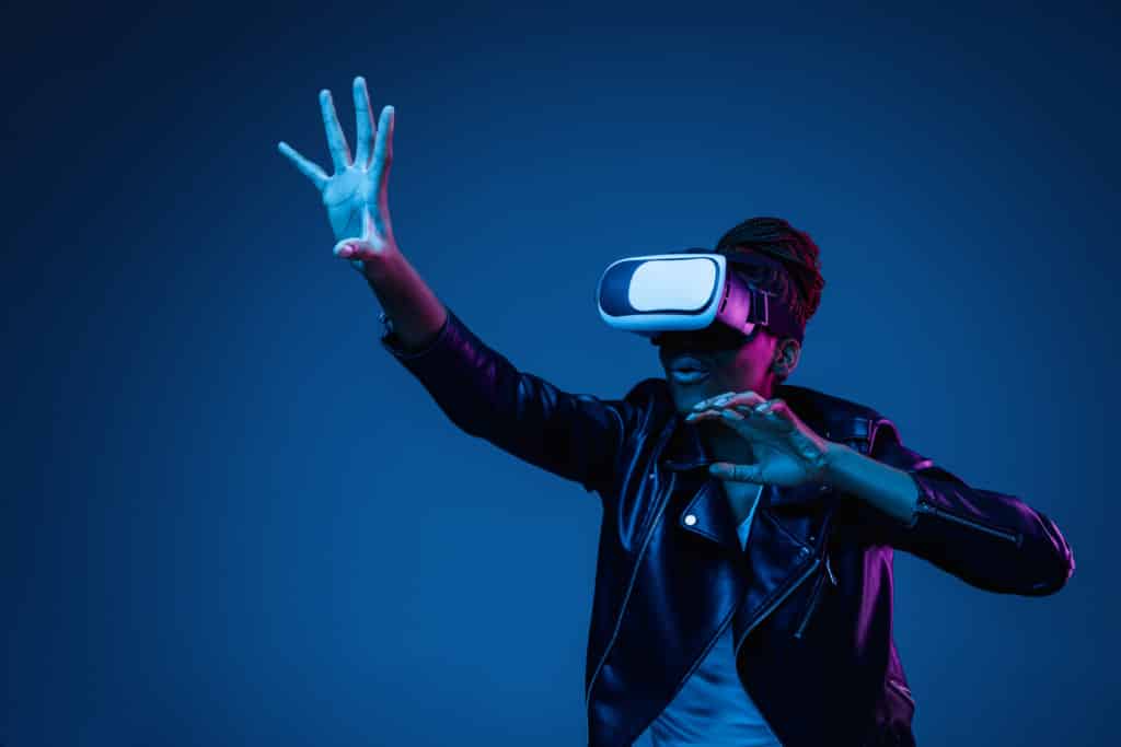 Personne avec casque de réalité virtuelle