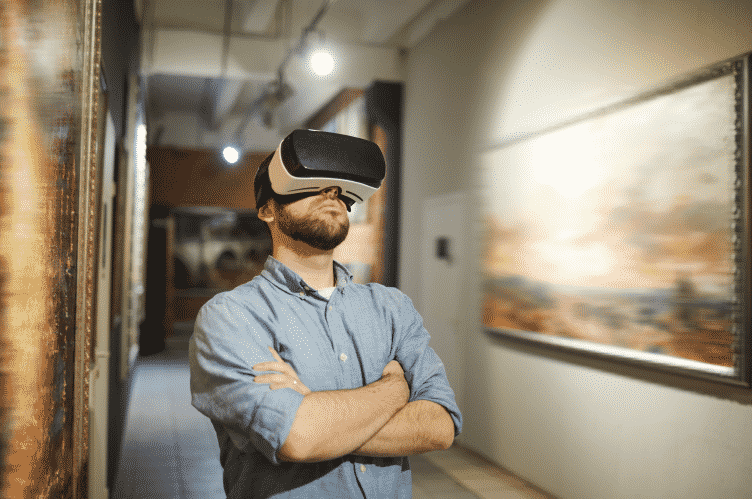 Homme qui regarde des tableaux en réalité virtuelle