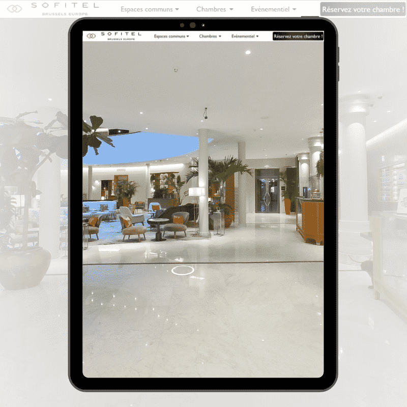 Interface de la visite virtuelle d'un hôtel accessible depuis une tablette