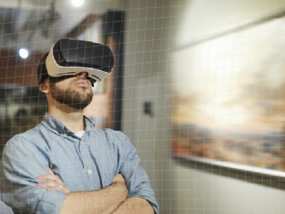 Homme qui visite une galerie d'art en réalité virtuelle